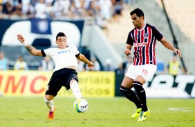 Do Corinthians disputa a bola com o jogador do So Paulo durante partida vlida pelo Paulista 09/03/2014 Rodrigo coca/Fotoena