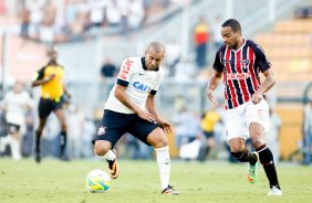 Emerson do Corinthians disputa a bola com o jogador Alvaro do So Paulo durante partida vlida pelo Paulista 09/03/2014 Rodrigo coca/Fotoena