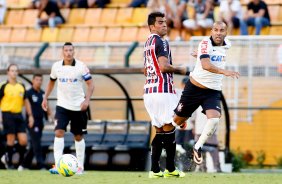 Emerson do Corinthians disputa a bola com o jogador Maicon do São Paulo durante partida válida pelo Paulista 09/03/2014 Rodrigo coca/Fotoena