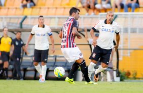 Emerson do Corinthians disputa a bola com o jogador Maicon do So Paulo durante partida vlida pelo Paulista 09/03/2014 Rodrigo coca/Fotoena