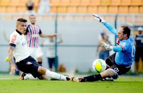 Guereiro do Corinthians disputa a bola com o Goleiro Rogerio Ceni do So Paulo durante partida vlida pelo Paulista 09/03/2014 Rodrigo coca/Fotoena