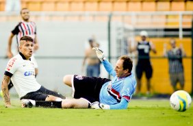 Guereiro do Corinthians disputa a bola com o Goleiro Rogerio Ceni do So Paulo durante partida vlida pelo Paulista 09/03/2014 Rodrigo coca/Fotoena