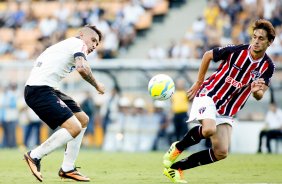 Guereiro do Corinthians disputa a bola com o jogador Rodrigo Caio do So Paulo durante partida vlida pelo Paulista 09/03/2014 Rodrigo coca/Fotoena