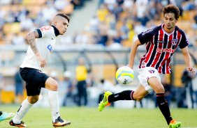 Guereiro do Corinthians disputa a bola com o jogador Rodrigo Caio do So Paulo durante partida vlida pelo Paulista 09/03/2014 Rodrigo coca/Fotoena