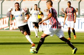 Renato Augusto do Corinthians disputa a bola com o jogador do So Paulo durante partida vlida pelo Paulista 09/03/2014 Rodrigo coca/Fotoena