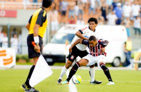 Romarinho do Corinthians disputa a bola com o jogador Alvaro do So Paulo durante partida vlida pelo Paulista 09/03/2014 Rodrigo coca/Fotoena