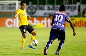 Jadson do Corinthians disputa a bola com o jogador de Bahia de Feira de Santana durante partida vlida pela Copa Do Brasil do 19/03/2014 Rodrigo coca/Fotoena