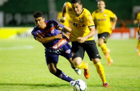 Luciano do Corinthians disputa a bola com o jogador de Bahia de Feira de Santana durante partida vlida pela Copa Do Brasil do 19/03/2014 Rodrigo coca/Fotoena