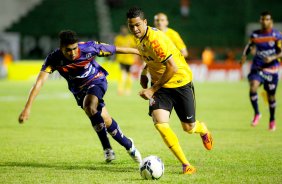 Luciano do Corinthians disputa a bola com o jogador de Bahia de Feira de Santana durante partida vlida pela Copa Do Brasil do 19/03/2014 Rodrigo coca/Fotoena