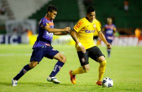 Luciano do Corinthians disputa a bola com o jogador de Bahia de Feira de Santana durante partida vlida pela Copa Do Brasil do 19/03/2014 Rodrigo coca/Fotoena