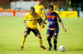 Malcon do Corinthians disputa a bola com o jogador de Bahia de Feira de Santana durante partida vlida pela Copa Do Brasil do 19/03/2014 Rodrigo coca/Fotoena