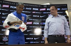 Elias foi apresentado hoje pelo diretor de futebol Ronaldo Ximenes, aps o treino desta manh no CT Joaquim Grava, Parque Ecolgico do Tiete, zona leste de So Paulo. O prximo jogo da equipe ser dia 20/04, contra o Atltico MIneiro, em Uberlandia/MG, vlido pela 1 rodada do Campeonato Brasileiro de 2014