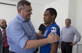 Elias foi apresentado hoje pelo diretor de futebol Ronaldo Ximenes, aps o treino desta manh no CT Joaquim Grava, Parque Ecolgico do Tiete, zona leste de So Paulo. O prximo jogo da equipe ser dia 20/04, contra o Atltico MIneiro, em Uberlandia/MG, vlido pela 1 rodada do Campeonato Brasileiro de 2014