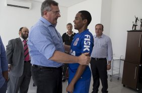 Elias foi apresentado hoje pelo diretor de futebol Ronaldo Ximenes, aps o treino desta manh no CT Joaquim Grava, Parque Ecolgico do Tiete, zona leste de So Paulo. O prximo jogo da equipe ser dia 20/04, contra o Atltico MIneiro, em Uberlandia/MG, vlido pela 1 rodada do Campeonato Brasileiro de 2014