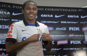 Elias foi apresentado hoje pelo diretor de futebol Ronaldo Ximenes, aps o treino desta manh no CT Joaquim Grava, Parque Ecolgico do Tiete, zona leste de So Paulo. O prximo jogo da equipe ser dia 20/04, contra o Atltico MIneiro, em Uberlandia/MG, vlido pela 1 rodada do Campeonato Brasileiro de 2014