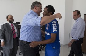 Elias foi apresentado hoje pelo diretor de futebol Ronaldo Ximenes, aps o treino desta manh no CT Joaquim Grava, Parque Ecolgico do Tiete, zona leste de So Paulo. O prximo jogo da equipe ser dia 20/04, contra o Atltico MIneiro, em Uberlandia/MG, vlido pela 1 rodada do Campeonato Brasileiro de 2014