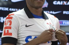 Elias foi apresentado hoje pelo diretor de futebol Ronaldo Ximenes, aps o treino desta manh no CT Joaquim Grava, Parque Ecolgico do Tiete, zona leste de So Paulo. O prximo jogo da equipe ser dia 20/04, contra o Atltico MIneiro, em Uberlandia/MG, vlido pela 1 rodada do Campeonato Brasileiro de 2014