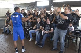 Elias participa de evento do Socio Torcedor antes do treino desta manh no CT Joaquim Grava, Parque Ecolgico do Tiete, zona leste de So Paulo. O prximo jogo da equipe ser dia 20/04, contra o Atltico MIneiro, em Uberlandia/MG, vlido pela 1 rodada do Campeonato Brasileiro de 2014