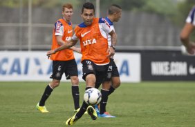 Durante o treino desta manh no CT Joaquim Grava, Parque Ecolgico do Tiete, zona leste de So Paulo. O prximo jogo da equipe ser domingo, dia 27/04, contra o Flamengo, no Pacaembu, vlido pela 2 rodada do Campeonato Brasileiro de 2014