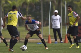 Durante o treino desta manh no CT Joaquim Grava, Parque Ecolgico do Tiete, zona leste de So Paulo. O prximo jogo da equipe ser domingo, dia 27/04, contra o Flamengo, no Pacaembu, vlido pela 2 rodada do Campeonato Brasileiro de 2014