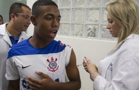 Sao imunizados com as vacinas triplice viral, hepatite e tetano antes do treino desta tarde no CT Joaquim Grava, Parque Ecológico do Tiete, zona leste de São Paulo. O próximo jogo da equipe será domingo, dia 27/04, contra o Flamengo, no Pacaembu, válido pela 2ª rodada do Campeonato Brasileiro de 2014