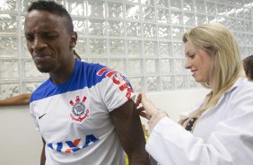 Sao imunizados com as vacinas triplice viral, hepatite e tetano antes do treino desta tarde no CT Joaquim Grava, Parque Ecológico do Tiete, zona leste de São Paulo. O próximo jogo da equipe será domingo, dia 27/04, contra o Flamengo, no Pacaembu, válido pela 2ª rodada do Campeonato Brasileiro de 2014