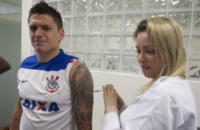 Sao imunizados com as vacinas triplice viral, hepatite e tetano antes do treino desta tarde no CT Joaquim Grava, Parque Ecológico do Tiete, zona leste de São Paulo. O próximo jogo da equipe será domingo, dia 27/04, contra o Flamengo, no Pacaembu, válido pela 2ª rodada do Campeonato Brasileiro de 2014