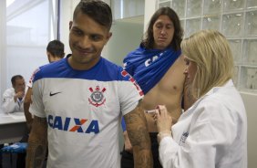 Sao imunizados com as vacinas triplice viral, hepatite e tetano antes do treino desta tarde no CT Joaquim Grava, Parque Ecológico do Tiete, zona leste de São Paulo. O próximo jogo da equipe será domingo, dia 27/04, contra o Flamengo, no Pacaembu, válido pela 2ª rodada do Campeonato Brasileiro de 2014