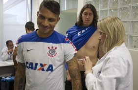 Sao imunizados com as vacinas triplice viral, hepatite e tetano antes do treino desta tarde no CT Joaquim Grava, Parque Ecolgico do Tiete, zona leste de So Paulo. O prximo jogo da equipe ser domingo, dia 27/04, contra o Flamengo, no Pacaembu, vlido pela 2 rodada do Campeonato Brasileiro de 2014