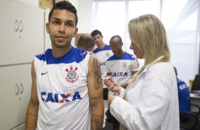 Sao imunizados com as vacinas triplice viral, hepatite e tetano antes do treino desta tarde no CT Joaquim Grava, Parque Ecológico do Tiete, zona leste de São Paulo. O próximo jogo da equipe será domingo, dia 27/04, contra o Flamengo, no Pacaembu, válido pela 2ª rodada do Campeonato Brasileiro de 2014