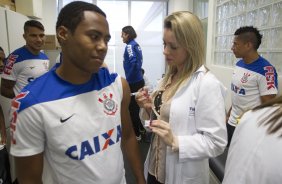 Sao imunizados com as vacinas triplice viral, hepatite e tetano antes do treino desta tarde no CT Joaquim Grava, Parque Ecológico do Tiete, zona leste de São Paulo. O próximo jogo da equipe será domingo, dia 27/04, contra o Flamengo, no Pacaembu, válido pela 2ª rodada do Campeonato Brasileiro de 2014