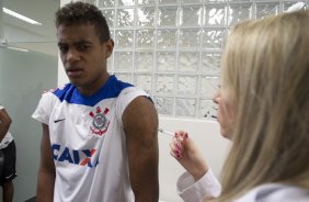 Sao imunizados com as vacinas triplice viral, hepatite e tetano antes do treino desta tarde no CT Joaquim Grava, Parque Ecológico do Tiete, zona leste de São Paulo. O próximo jogo da equipe será domingo, dia 27/04, contra o Flamengo, no Pacaembu, válido pela 2ª rodada do Campeonato Brasileiro de 2014