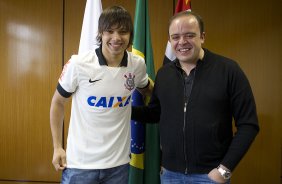 O diretor de futebol Ronaldo Ximenes apresenta o atacante paraguaio Angel Romero como novo contratado para o Campeonato Brasileiro de 2014