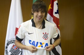 O diretor de futebol Ronaldo Ximenes apresenta o atacante paraguaio Angel Romero como novo contratado para o Campeonato Brasileiro de 2014