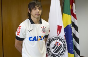 O diretor de futebol Ronaldo Ximenes apresenta o atacante paraguaio Angel Romero como novo contratado para o Campeonato Brasileiro de 2014