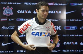 O diretor de futebol Ronaldo Ximenes apresenta o zagueiro Anderson Martins após o treino esta manhã no CT Joaquim Grava, Parque Ecológico do Tiete, zona leste de São Paulo. O próximo jogo da equipe será dia 17/07, contra o Internacional/RS, na Arena Corinthians, válido pela 10ª rodada do Campeonato Brasileiro de 2014