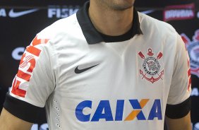 O diretor de futebol Ronaldo Ximenes apresenta o zagueiro Anderson Martins após o treino esta manhã no CT Joaquim Grava, Parque Ecológico do Tiete, zona leste de São Paulo. O próximo jogo da equipe será dia 17/07, contra o Internacional/RS, na Arena Corinthians, válido pela 10ª rodada do Campeonato Brasileiro de 2014