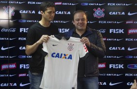O diretor de futebol Ronaldo Ximenes apresenta o zagueiro Anderson Martins após o treino esta manhã no CT Joaquim Grava, Parque Ecológico do Tiete, zona leste de São Paulo. O próximo jogo da equipe será dia 17/07, contra o Internacional/RS, na Arena Corinthians, válido pela 10ª rodada do Campeonato Brasileiro de 2014