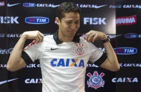 O diretor de futebol Ronaldo Ximenes apresenta o zagueiro Anderson Martins após o treino esta manhã no CT Joaquim Grava, Parque Ecológico do Tiete, zona leste de São Paulo. O próximo jogo da equipe será dia 17/07, contra o Internacional/RS, na Arena Corinthians, válido pela 10ª rodada do Campeonato Brasileiro de 2014