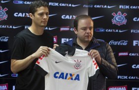 O diretor de futebol Ronaldo Ximenes apresenta o zagueiro Anderson Martins após o treino esta manhã no CT Joaquim Grava, Parque Ecológico do Tiete, zona leste de São Paulo. O próximo jogo da equipe será dia 17/07, contra o Internacional/RS, na Arena Corinthians, válido pela 10ª rodada do Campeonato Brasileiro de 2014