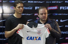 O diretor de futebol Ronaldo Ximenes apresenta o zagueiro Anderson Martins após o treino esta manhã no CT Joaquim Grava, Parque Ecológico do Tiete, zona leste de São Paulo. O próximo jogo da equipe será dia 17/07, contra o Internacional/RS, na Arena Corinthians, válido pela 10ª rodada do Campeonato Brasileiro de 2014