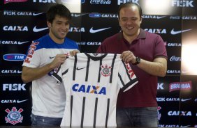 O meia atacante Lodeiro e apresentado pelo diretor de futebol Ronaldo Ximenes após o treino desta tarde no CT Joaquim Grava, Parque Ecológico do Tiete, zona leste de São Paulo. O próximo jogo da equipe será domingo, dia 03/08, contra o Coritiba, no estádio Couto Pereira, jogo válido pela 13ª rodada do Campeonato Brasileiro de 2014