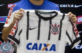 O meia atacante Lodeiro e apresentado pelo diretor de futebol Ronaldo Ximenes após o treino desta tarde no CT Joaquim Grava, Parque Ecológico do Tiete, zona leste de São Paulo. O próximo jogo da equipe será domingo, dia 03/08, contra o Coritiba, no estádio Couto Pereira, jogo válido pela 13ª rodada do Campeonato Brasileiro de 2014