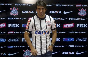 O meia atacante Lodeiro e apresentado pelo diretor de futebol Ronaldo Ximenes após o treino desta tarde no CT Joaquim Grava, Parque Ecológico do Tiete, zona leste de São Paulo. O próximo jogo da equipe será domingo, dia 03/08, contra o Coritiba, no estádio Couto Pereira, jogo válido pela 13ª rodada do Campeonato Brasileiro de 2014