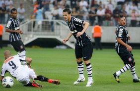 Anderson do Corinthians disputa a bola com o jogador Diego Tardeli do Atltico MG durante partida vlida pelo campeonato Brasileiro. jogo realizado na Arena Corinthians 11/09/2014(