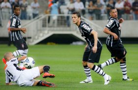 Anderson do Corinthians disputa a bola com o jogador Diego Tardeli do Atltico MG durante partida vlida pelo campeonato Brasileiro. jogo realizado na Arena Corinthians 11/09/2014(