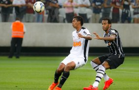 Gil do Corinthians disputa a bola com o jogador Jo do Atltico MG durante partida vlida pelo campeonato Brasileiro. jogo realizado na Arena Corinthians 11/09/2014(