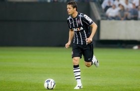 Anderson do Corinthians disputa a bola com o jogador do Atltico MG durante partida vlida pelo campeonato Brasileiro. jogo realizado na Arena Corinthians 11/09/2014(