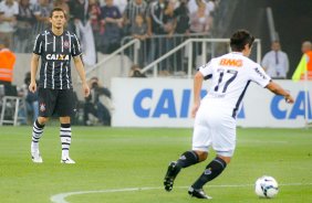 Anderson do Corinthians disputa a bola com o jogador do Atltico MG durante partida vlida pelo campeonato Brasileiro. jogo realizado na Arena Corinthians 11/09/2014(