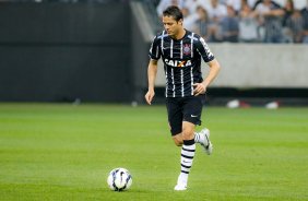 Anderson do Corinthians disputa a bola com o jogador do Atltico MG durante partida vlida pelo campeonato Brasileiro. jogo realizado na Arena Corinthians 11/09/2014(